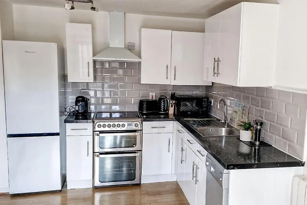 Comfy 2 Bed Flat With Free Parking, Close To Tube London