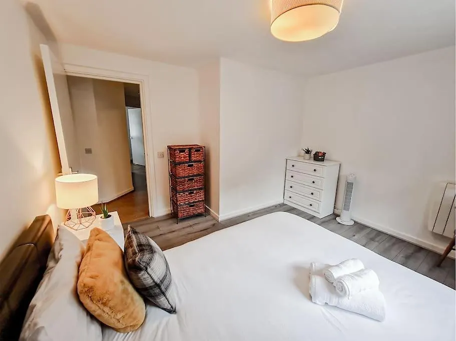 Comfy 2 Bed Flat With Free Parking, Close To Tube London 0*,