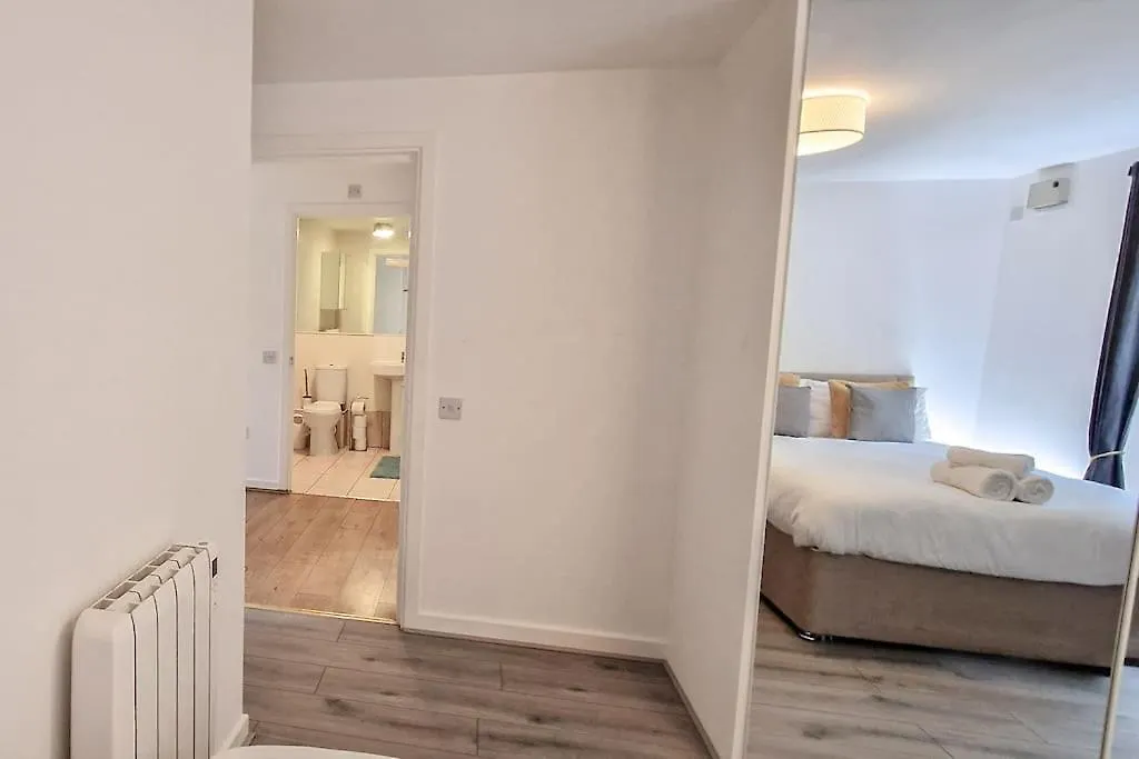 Comfy 2 Bed Flat With Free Parking, Close To Tube London Apartment