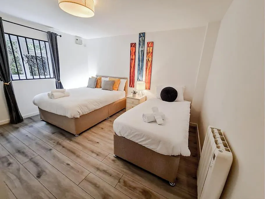 Apartment Comfy 2 Bed Flat With Free Parking, Close To Tube London