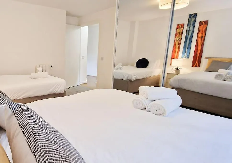 Comfy 2 Bed Flat With Free Parking, Close To Tube London
