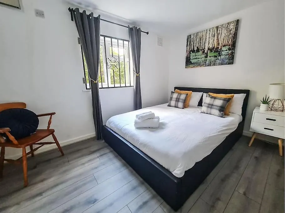 Comfy 2 Bed Flat With Free Parking, Close To Tube Londra 0*,