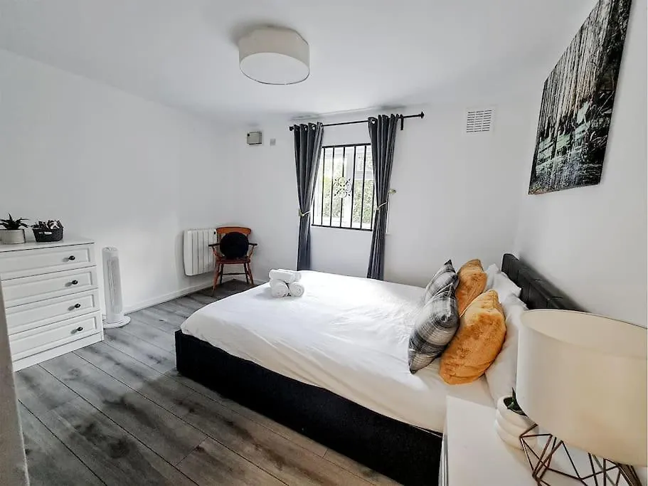 Comfy 2 Bed Flat With Free Parking, Close To Tube Londra